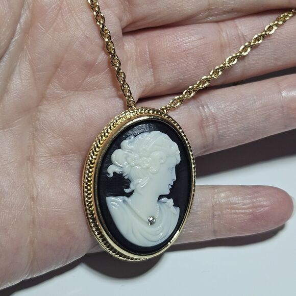 Vintage Avon Signed Cameo Pendant Brooch Gold Tone Chain Black White 24" - Picture 1 of 15